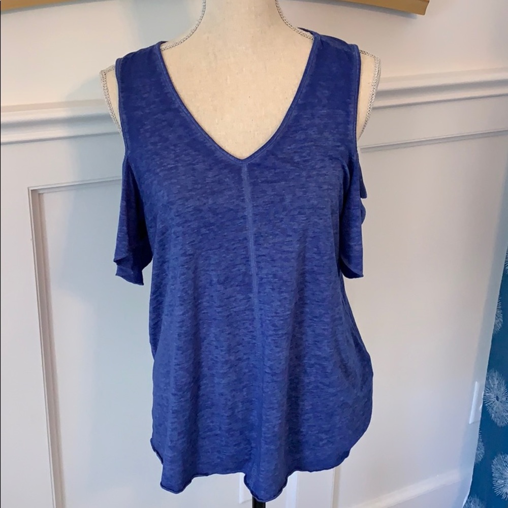 Open shoulder lightweight top